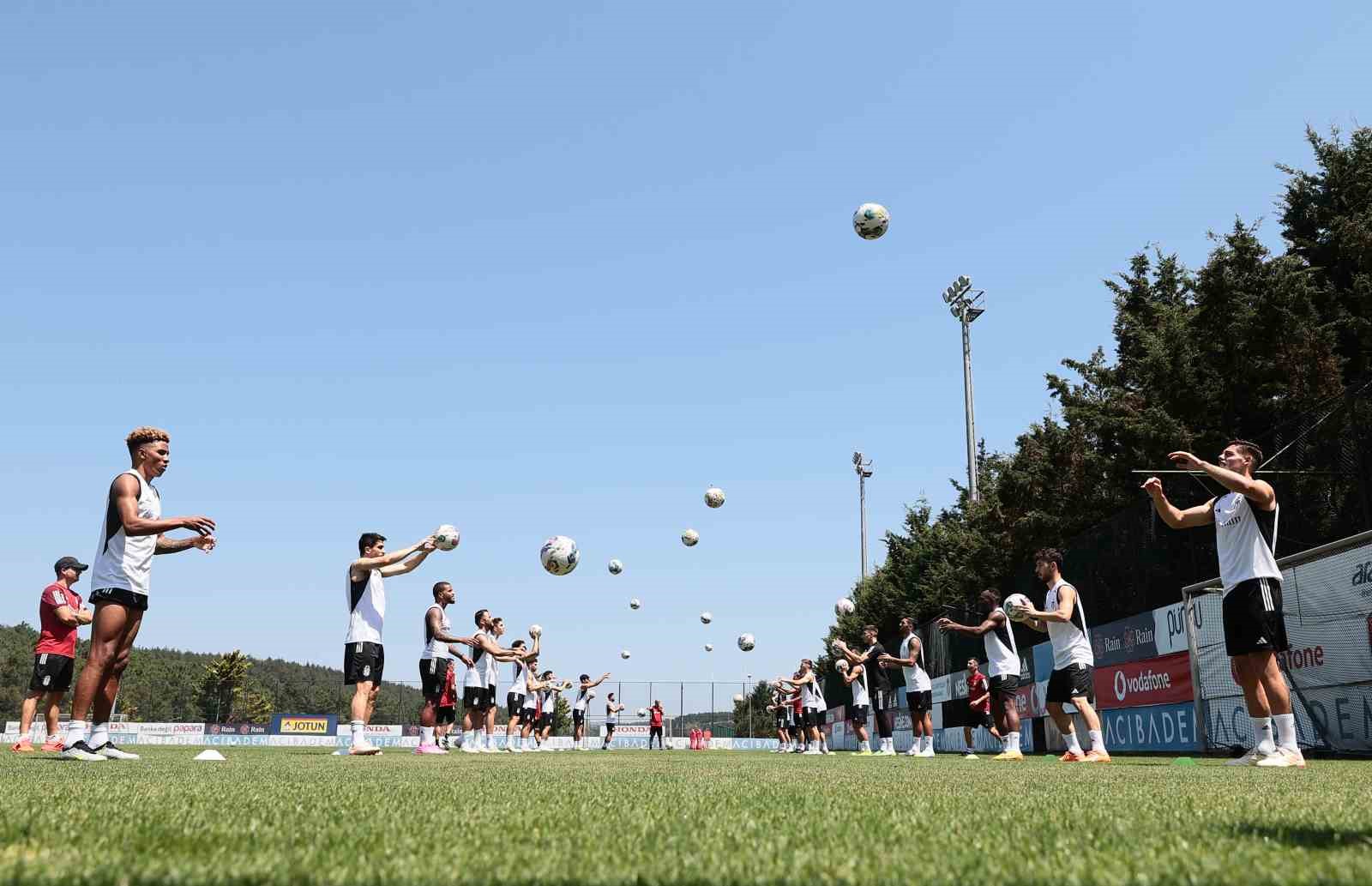 BEŞİKTAŞ, YENİ SEZON HAZIRLIKLARINI, BU AKŞAM YAPTIĞI ANTRENMANLA SÜRDÜRDÜ.