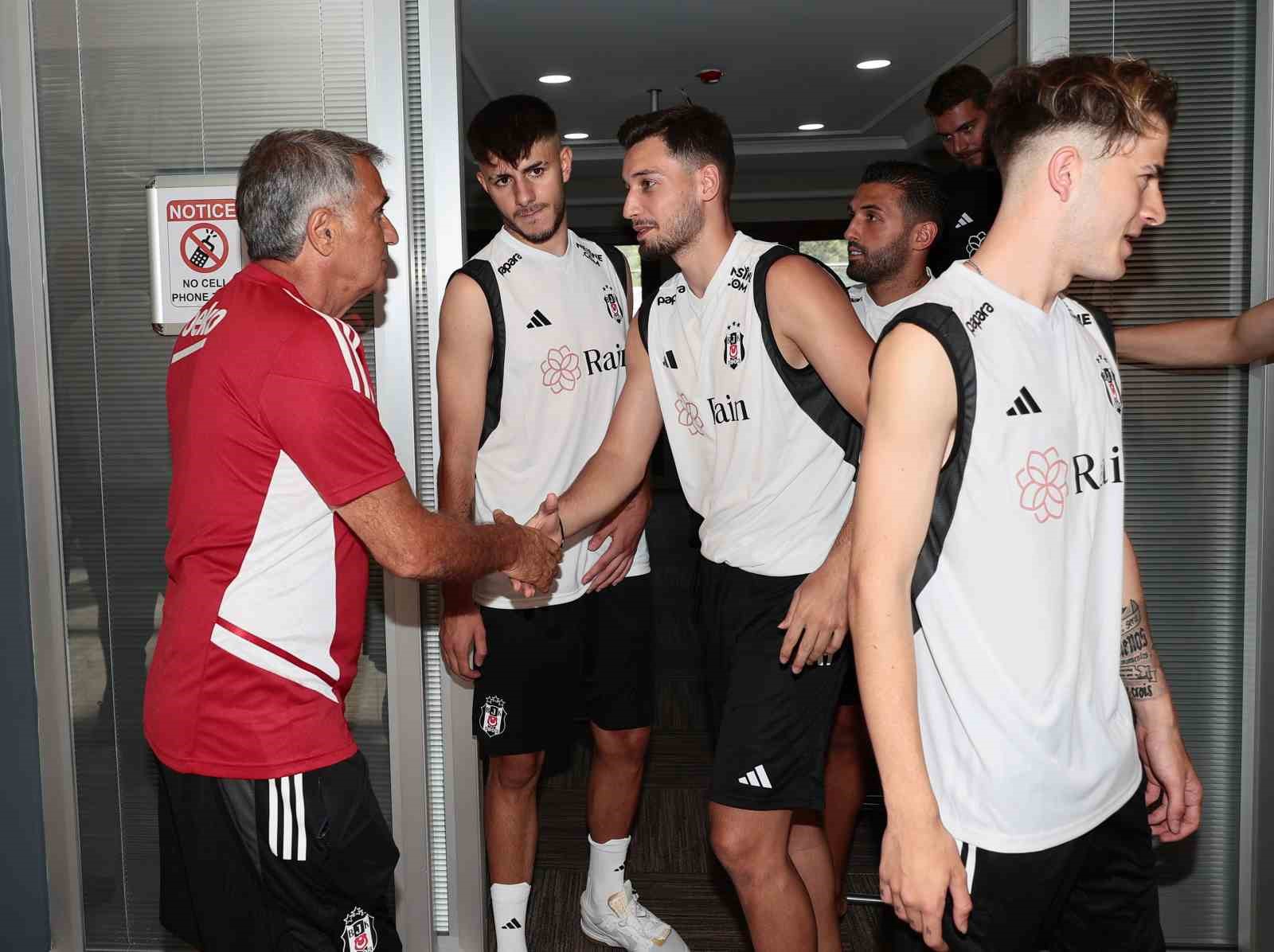 BEŞİKTAŞLI FUTBOLCULAR VE TEKNİK HEYET BUGÜN YAPILACAK SEZON AÇILIŞI ÖNCESİ