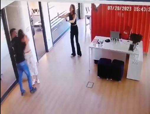 İŞ YERİNDEKİ ÇALIŞAN KADINI BÖYLE REHİN ALDI