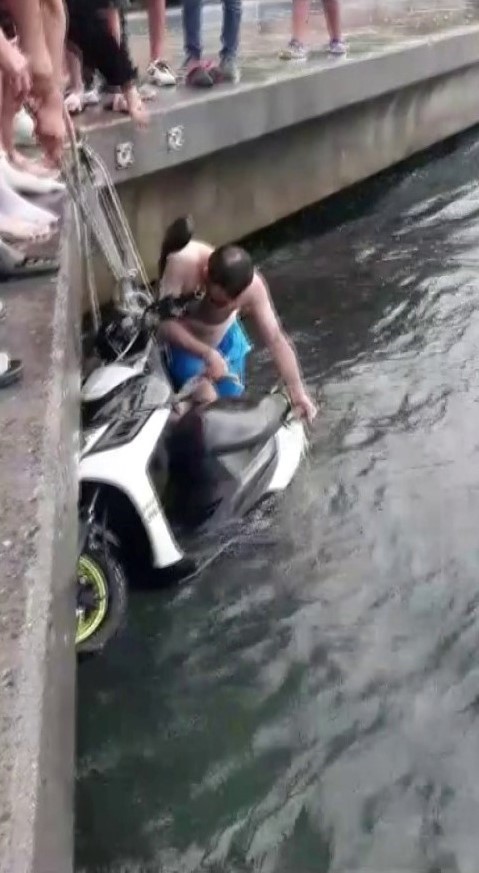 BEYKOZ KANLICA SAHİLİNDE İKİ KİŞİNİN BULUNDUĞU SEYİR HALİNDEKİ MOTOSİKLET, YAĞMURDAN