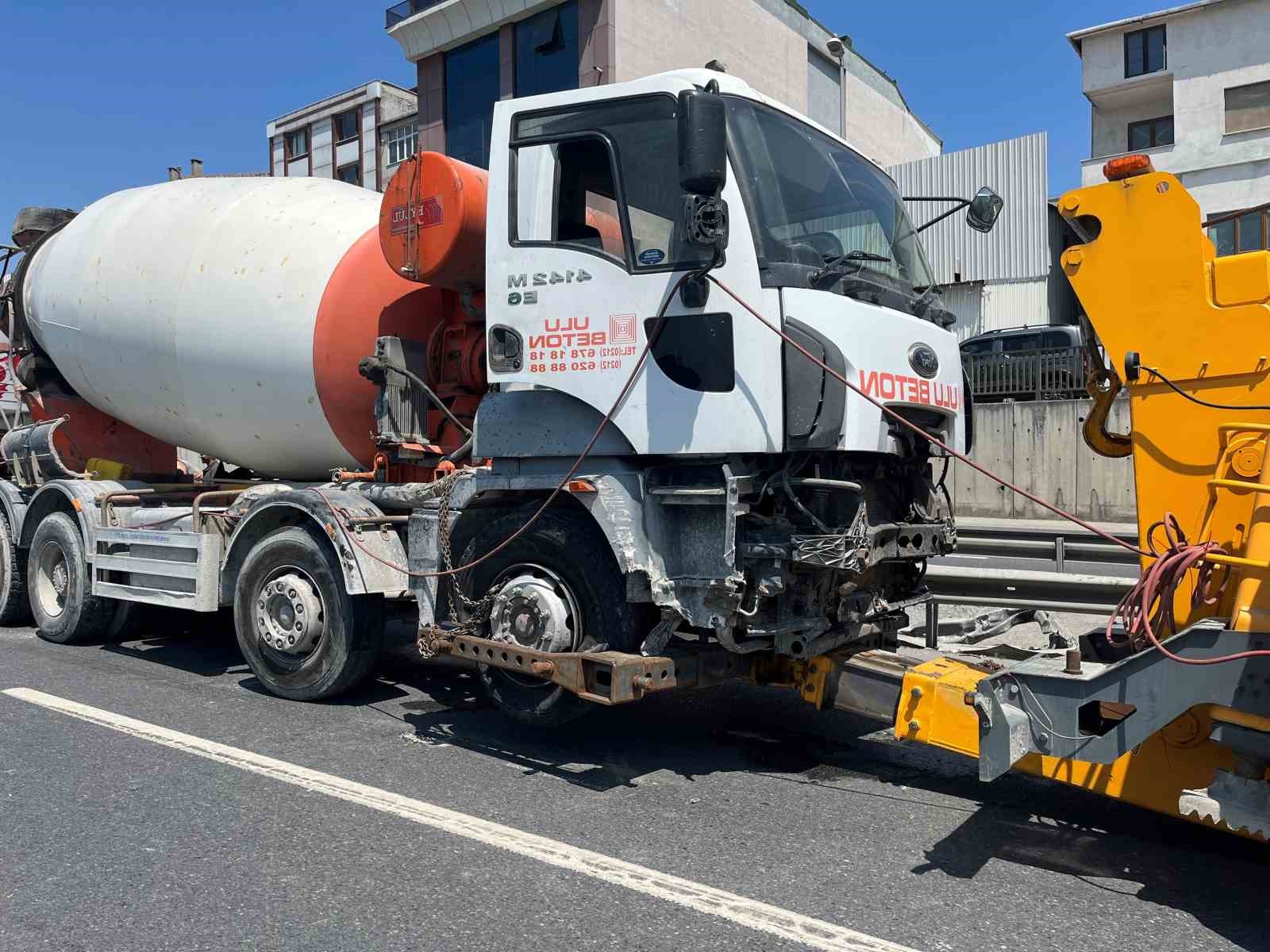 BEYLİKDÜZÜ’NDE SÜRÜCÜSÜNÜN KONTROLÜNÜ KAYBETTİĞİ BETON MİKSERİ, BARİYERLERE ÇARPTI. ÖLEN YA