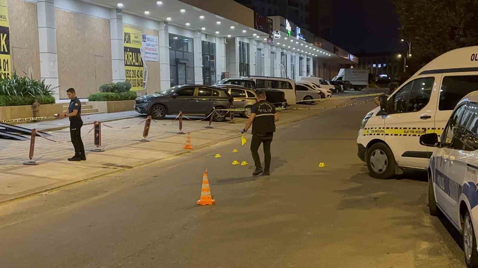 BEYLİKDÜZÜ'NDE BİR GALERİ ÖNÜNE GELEN MOTOSİKLETLİ ŞAHIS, İŞ YERİNE 10