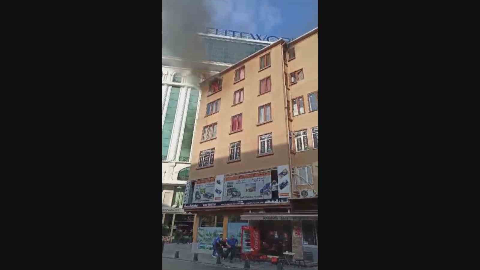 İSTANBUL'UN BEYOĞLU İLÇESİNDE 5 KATLI BİNANIN EN ÜST KATINDA ÇIKAN