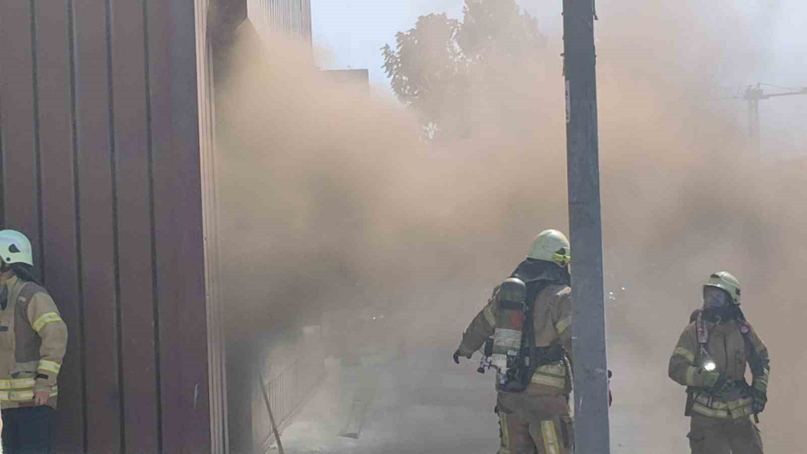 BEYOĞLU'NDA BULUNAN 2 KATLI SANAT GALERİSİNDE YANGIN ÇIKTI. İTFAİYE EKİPLERİ