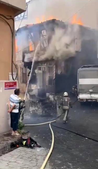 ALEV ALEV YANAN BİNADA SÖNDÜRME İŞLEMLERİ SIRASINDA ÇÖKME MEYDANA GELDİ