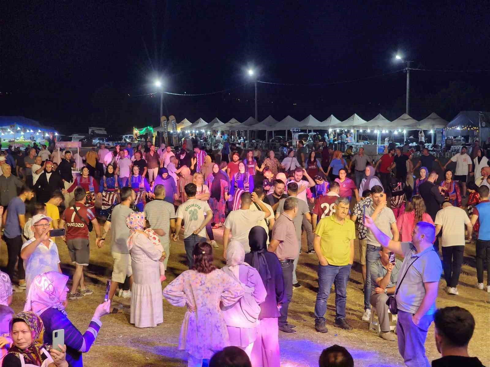 Binlerce kişi şenlikte doyasıya eğlendi BİNLERCE KİŞİNİN DOYASIYA EĞLENDİĞİ GÖLCÜK BELEDİYESİ GELENEKSEL YAZLIK KADIRGA ŞENLİĞİ,