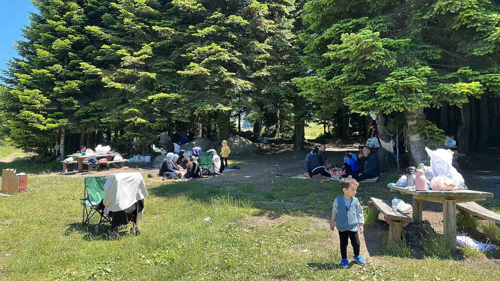 BURSA’DA HAVA SICAKLIĞINDAN BUNALAN VATANDAŞLAR, SOLUĞU ULUDAĞ’DA ALDI. 32 DERECE