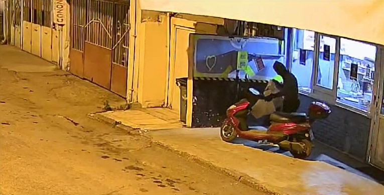 BURSA’DA GÖZÜNE KESTİRDİĞİ DÜKKANA GİREN HIRSIZ, MOTOSİKLETİ ÇALIP KAYIPLARA KARIŞTI.