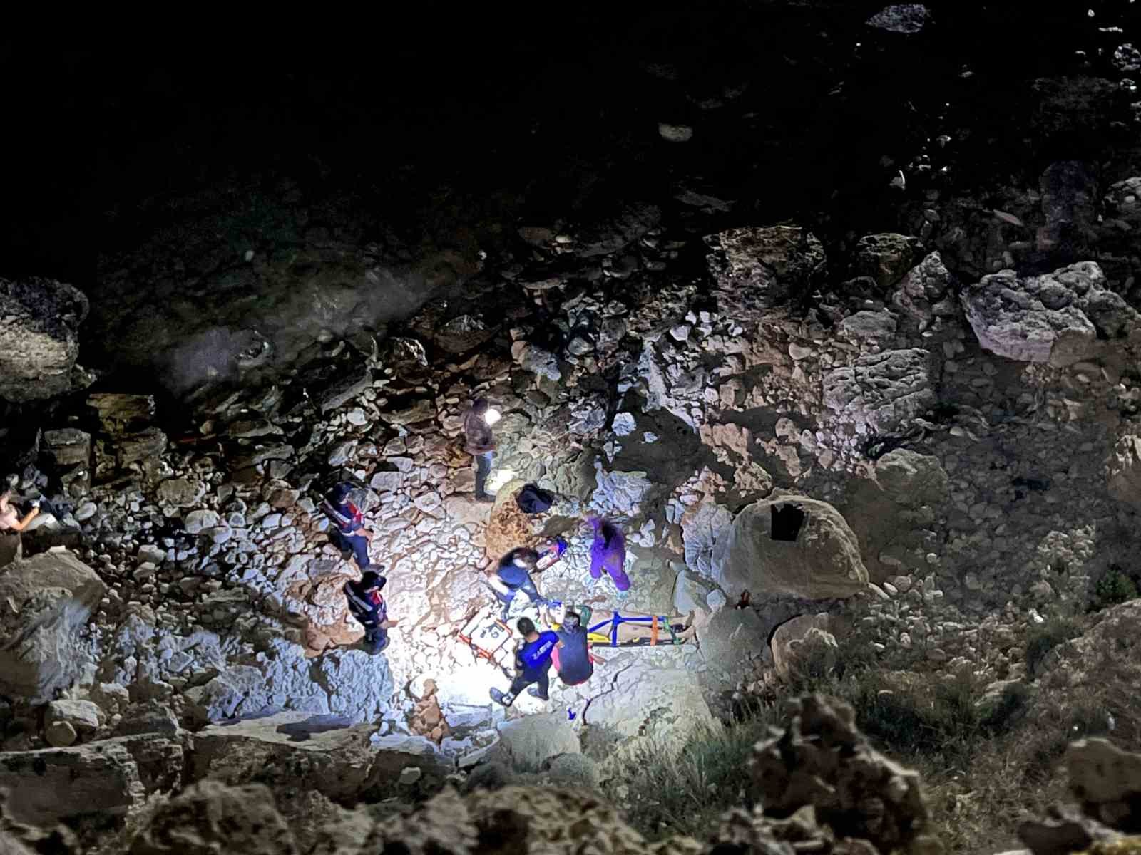 ÇANAKKALE'NİN BOZCAADA İLÇESİNDE, SEVGİLİSİYLE TATİL YAPAN YEŞİM DEMİR, GÜN BATIMINI