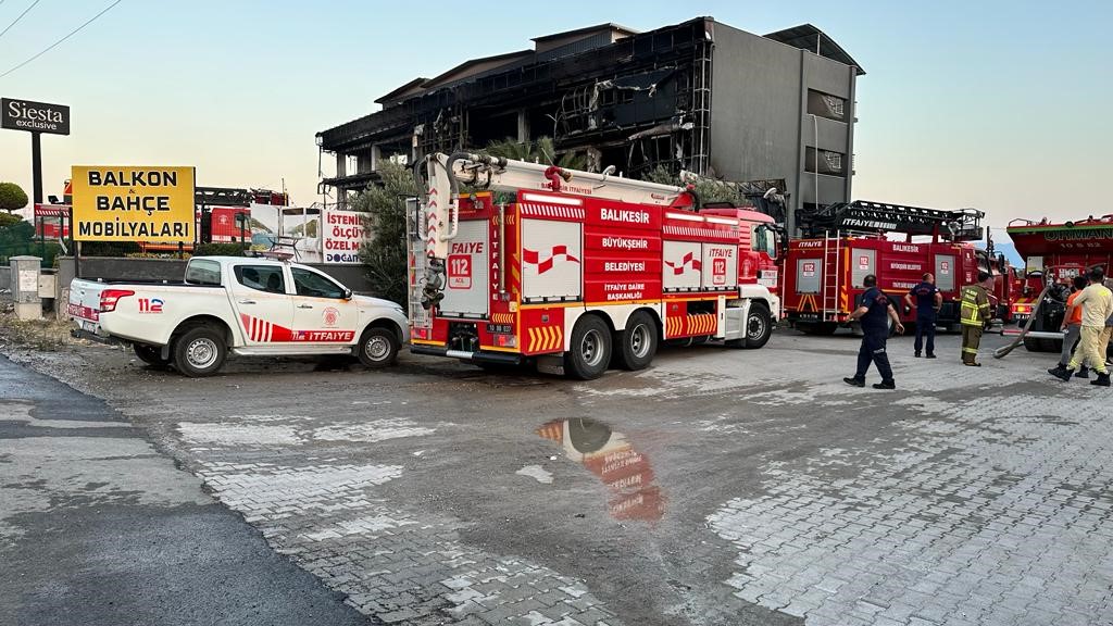 BALIKESİR'İN BURHANİYE İLÇESİNDE, SABAHIN ERKEN SAATLERİNDE ÇIKAN YANGINDA BİR MOBİLYA