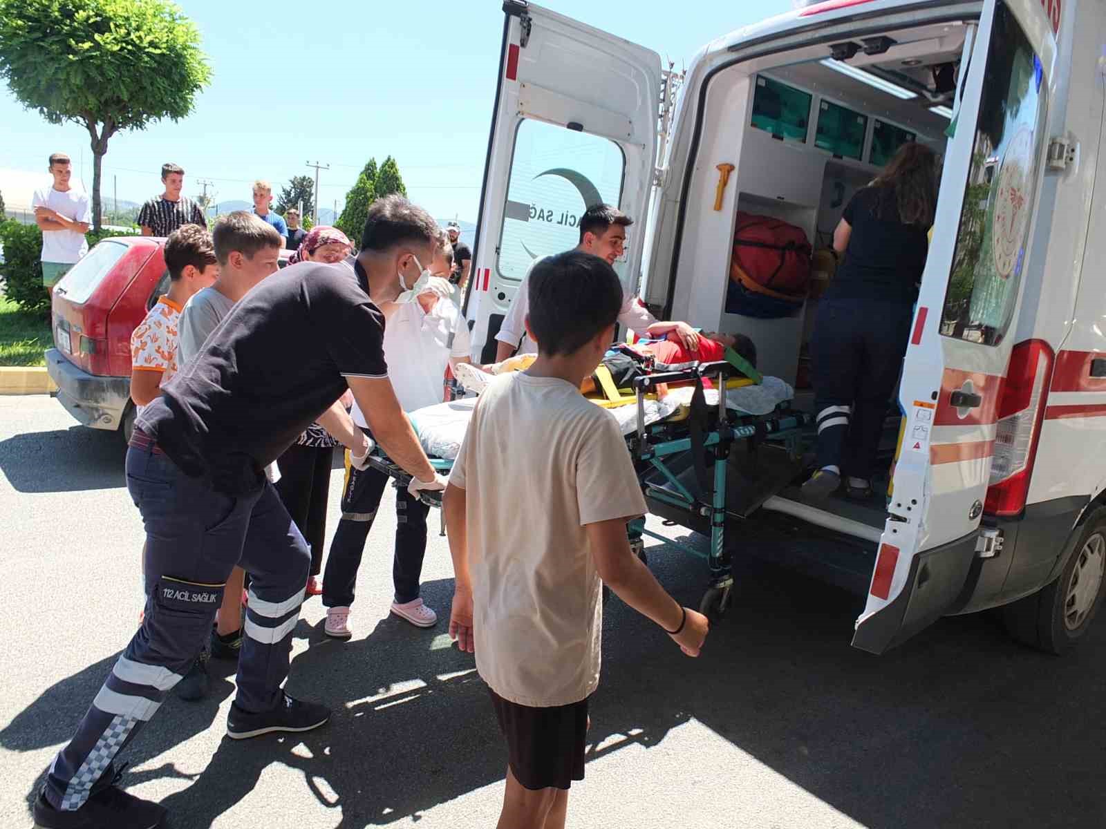 BURHANİYE İLÇESİNDE, MOTOSİKLETLİ KURYENİN ÇARPTIĞI ÇOCUK YARALANDI.