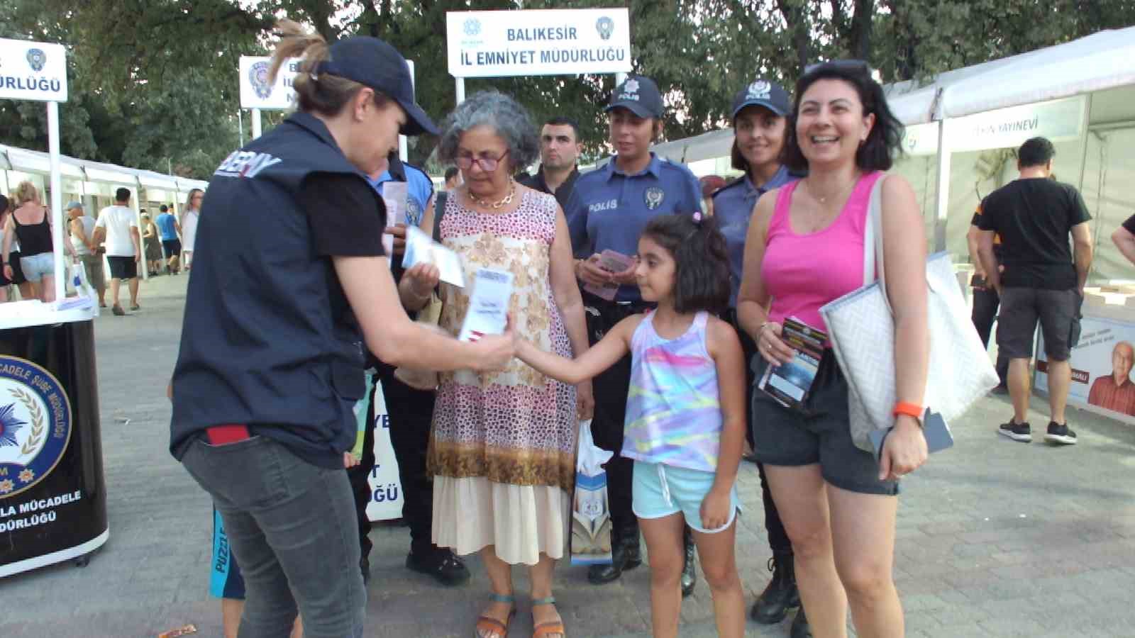 POLİS, BROŞÜR DAĞITTI VE BİLGİLENDİRME YAPTI