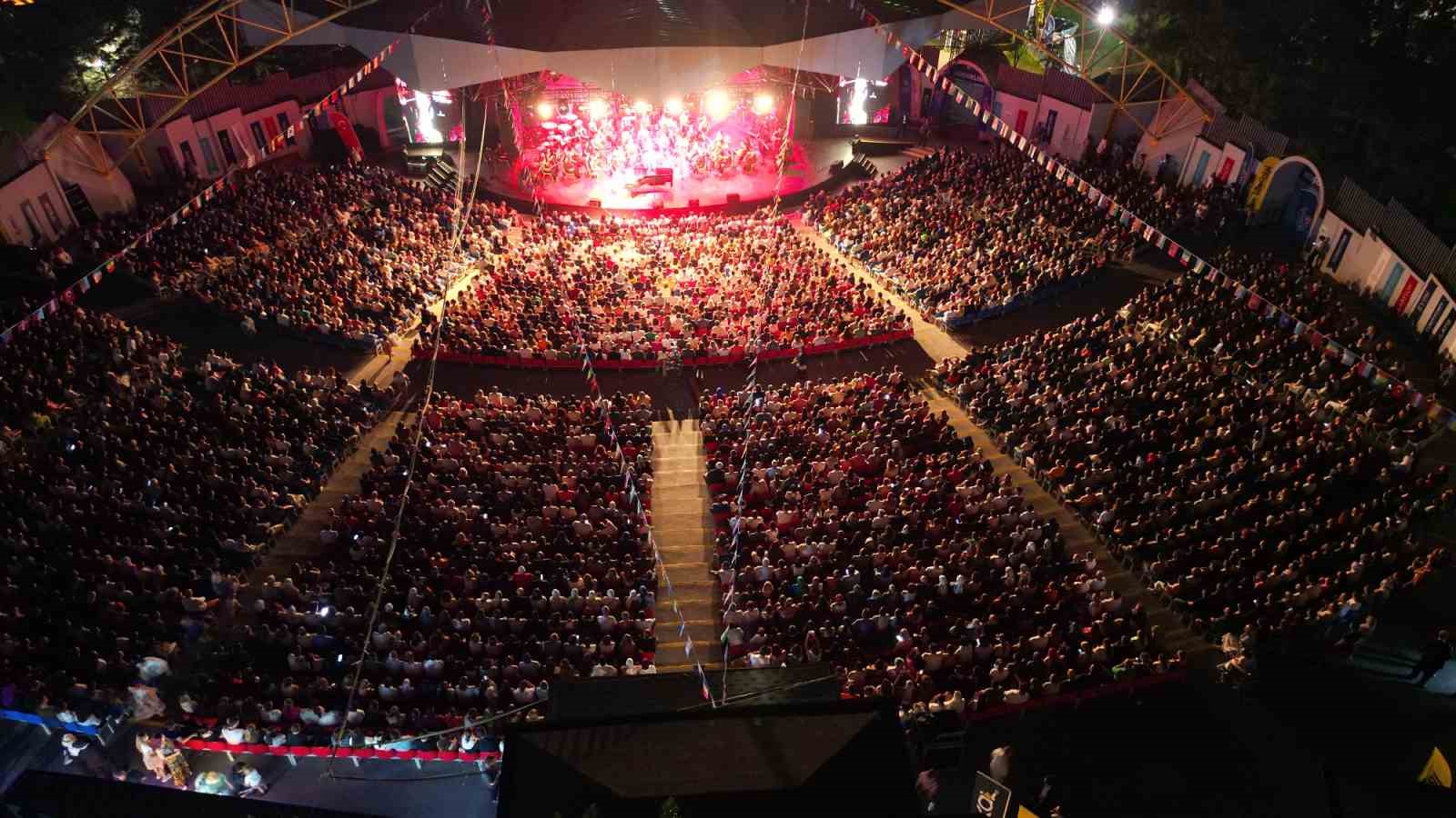 BU YIL 61.’Sİ DÜZENLENEN ULUSLARARASI BURSA FESTİVALİ ÜNLÜ SANATÇI KARSU’NUN