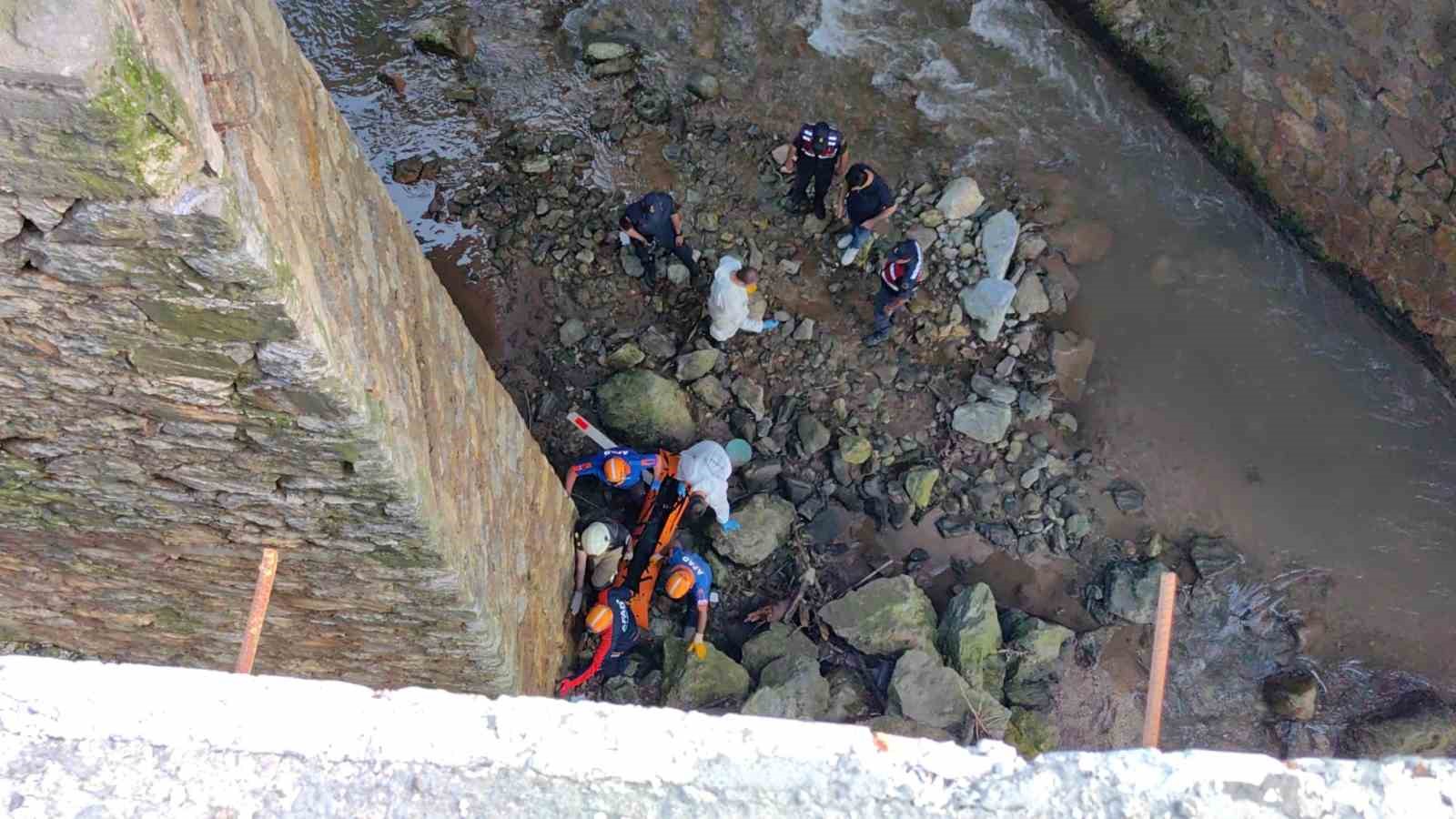 BURSA-ANKARA KARAYOLU ÜZERİ MEZİT BOĞAZINDAKİ DERE YATAĞINDA YARI ÇIPLAK KADIN