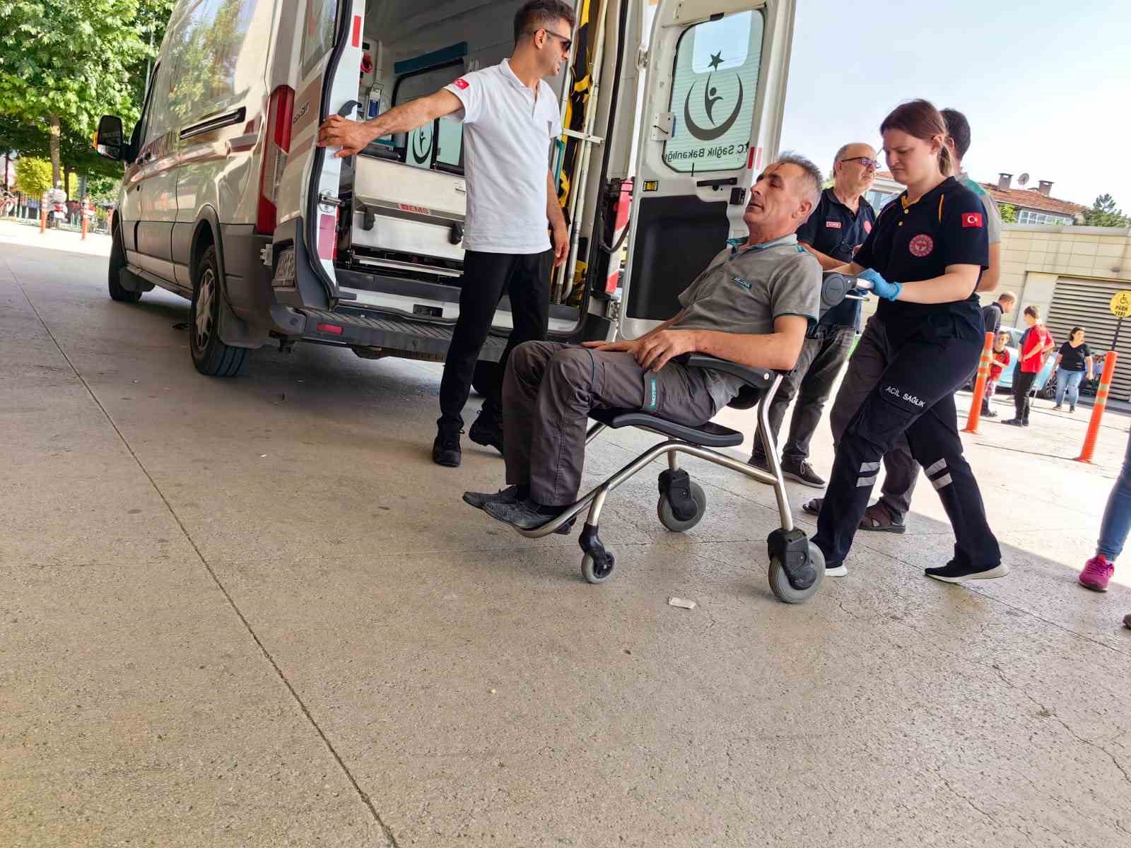 BURSA'NIN İNEGÖL İLÇESİNDE MEYDANA GELEN KAZADA KAMYONET İLE KAMYON ÇARPIŞTI;