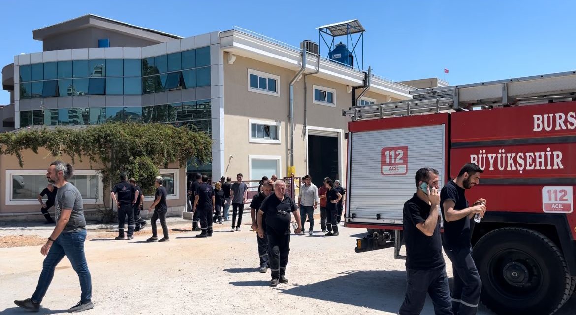 BURSA'DA BİR ISI FABRİKADA KABLOLARIN KISA DEVRE YAPMASI SONUCU YANGIN