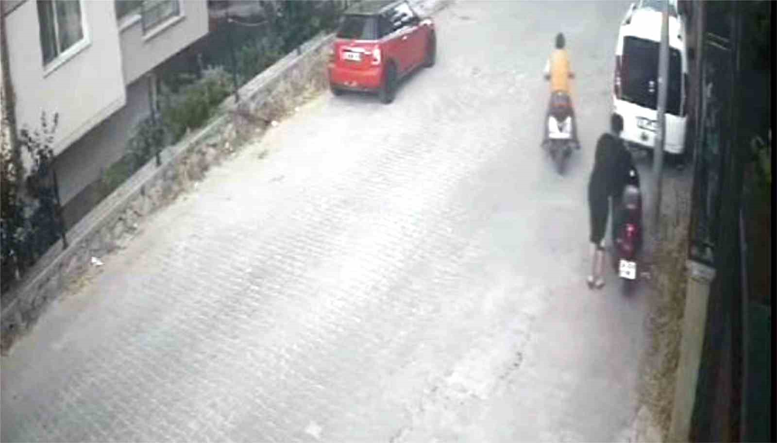 Bursa’da motosiklet hırsızları kamerada BURSA’NIN MUDANYA İLÇESİNDE MOTOSİKLET HIRSIZLARI GÜVENLİK KAMERASINA YAKALANDI. POLİSİN YAPTIĞI