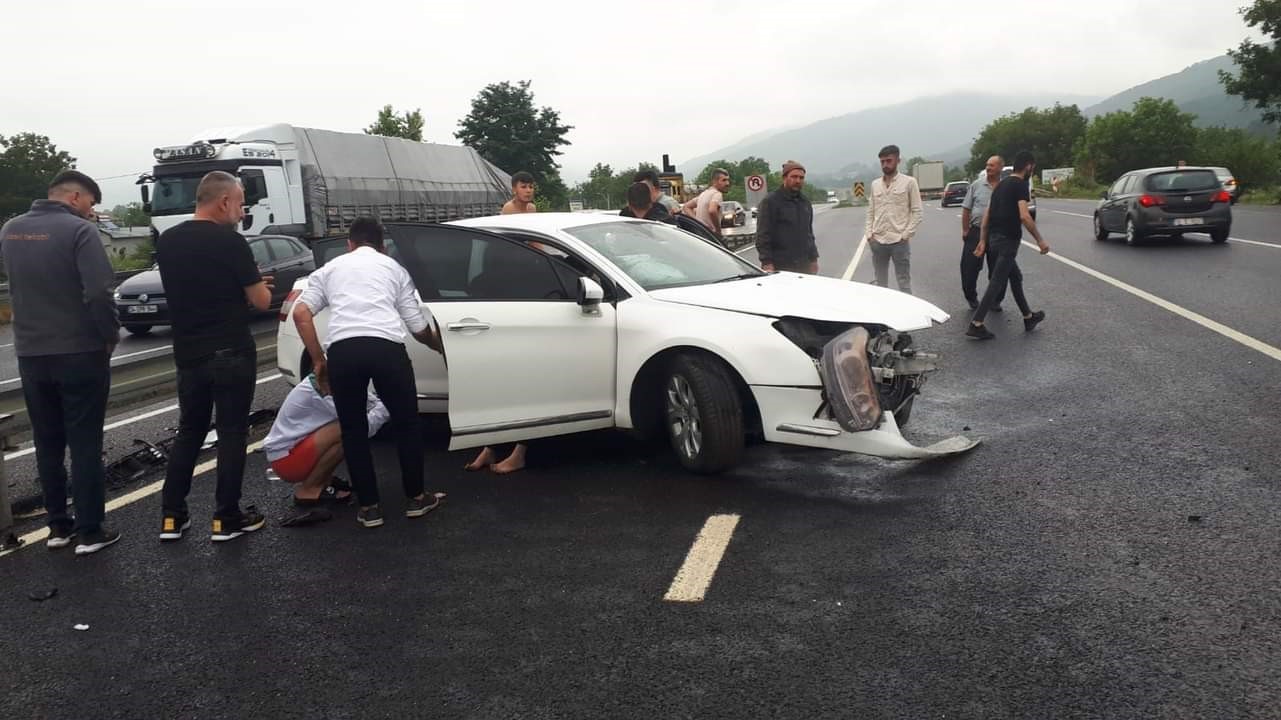 BURSA'NIN İNEGÖL İLÇESİNDE YAĞIŞ SEBEBİYLE BARİYERLERE ÇARPAN OTOMOBİLDEKİ 4 KİŞİ