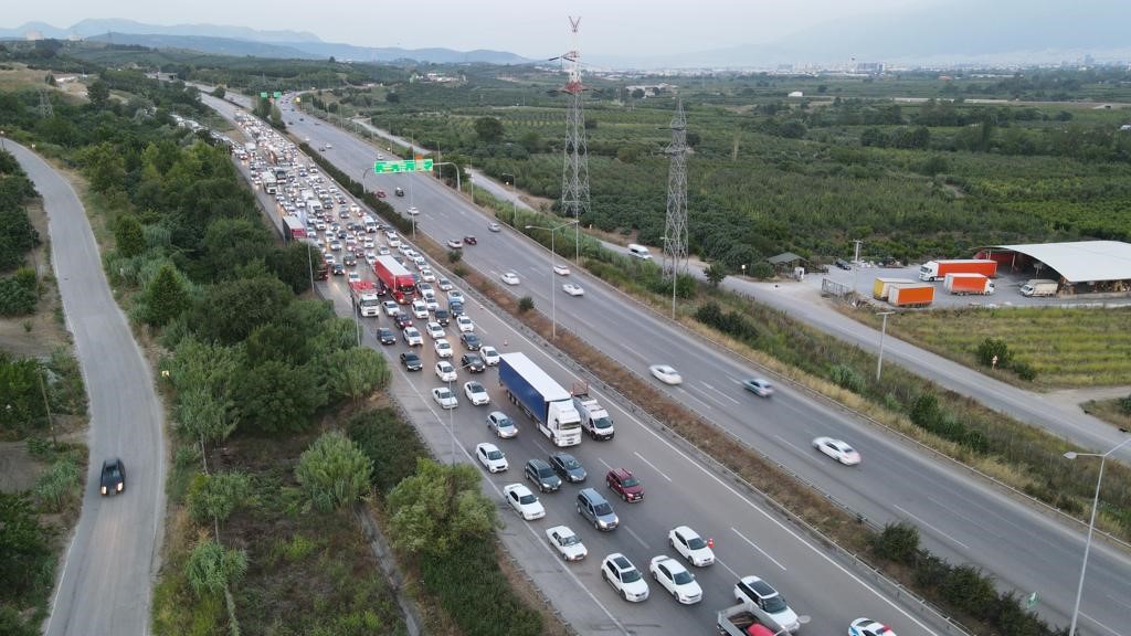 BURSA’DA YALOVA GEMLİK OTOYOLU ÜZERİNDE, ALKOLLÜ SÜRÜCÜNÜN KONTROLÜNDEN ÇIKAN OTOMOBİL