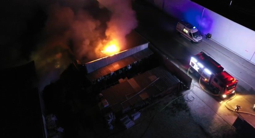 BURSA’NIN NİLÜFER İLÇESİNDE BULUNAN PLASTİK BORU DEPOSUNDA YANGIN MEYDANA GELDİ.