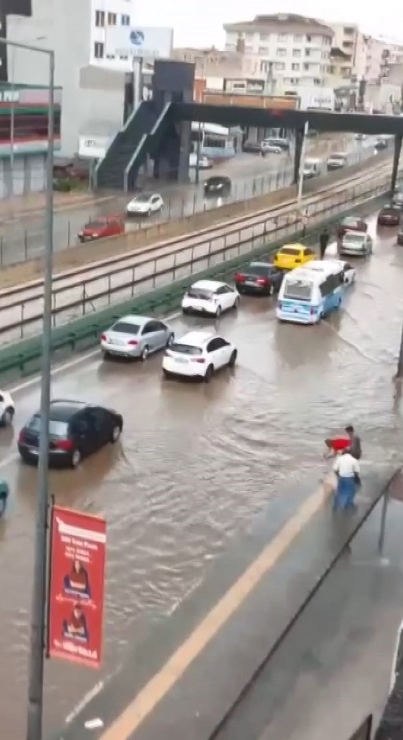 BURSA’NIN MERKEZ YILDIRIM İLÇESİNDE ŞİDDETLİ YAĞIŞTAN DOLAYI RÖGARLAR TAŞTI, YOLLAR