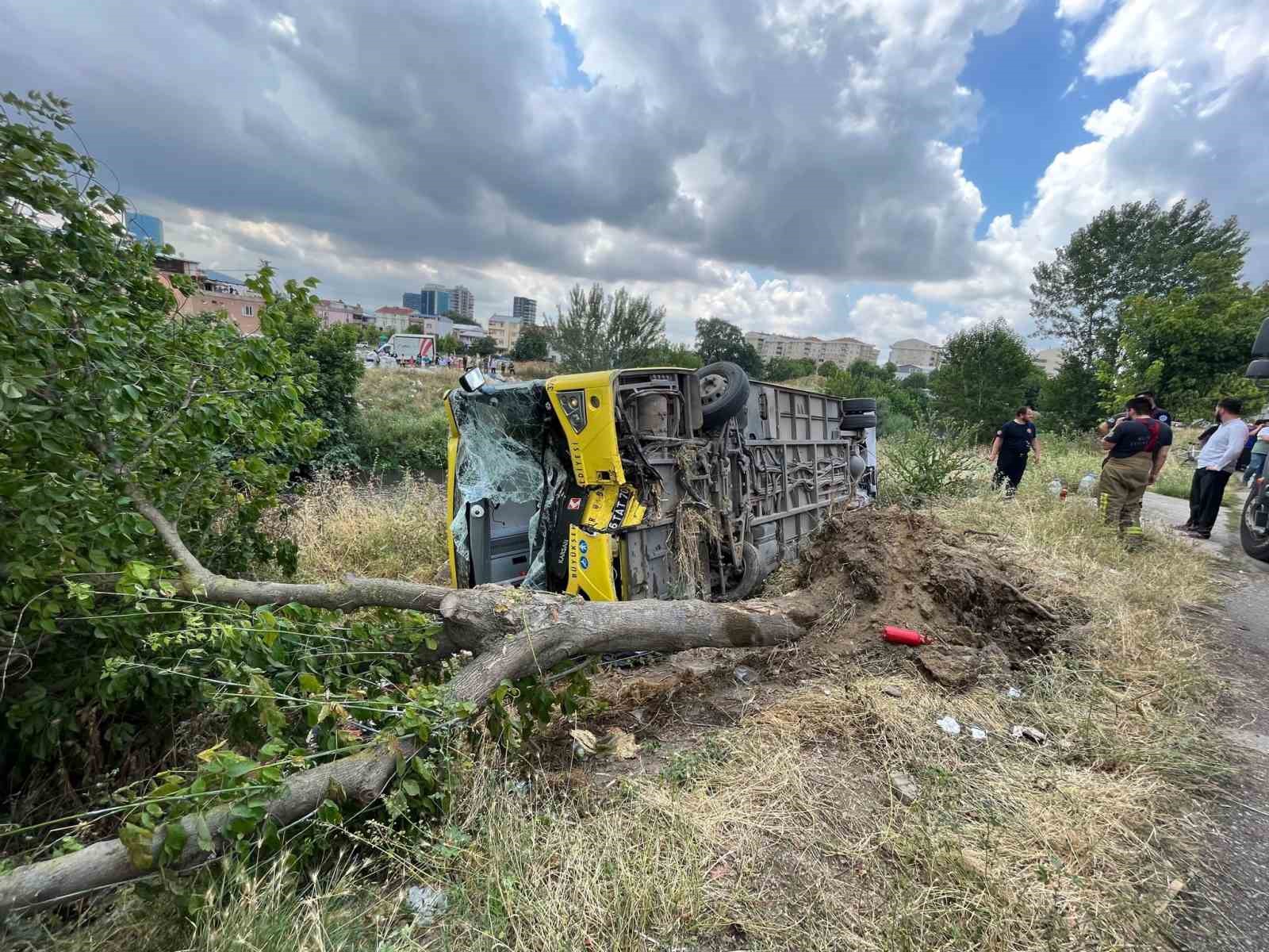Yolcu otobüsünde can pazarı: 10 yaralı BURSA'DA YOLCU DOLU OTOBÜS YAĞIŞLI HAVADA AĞACA ÇARPIP YAN YATTI.