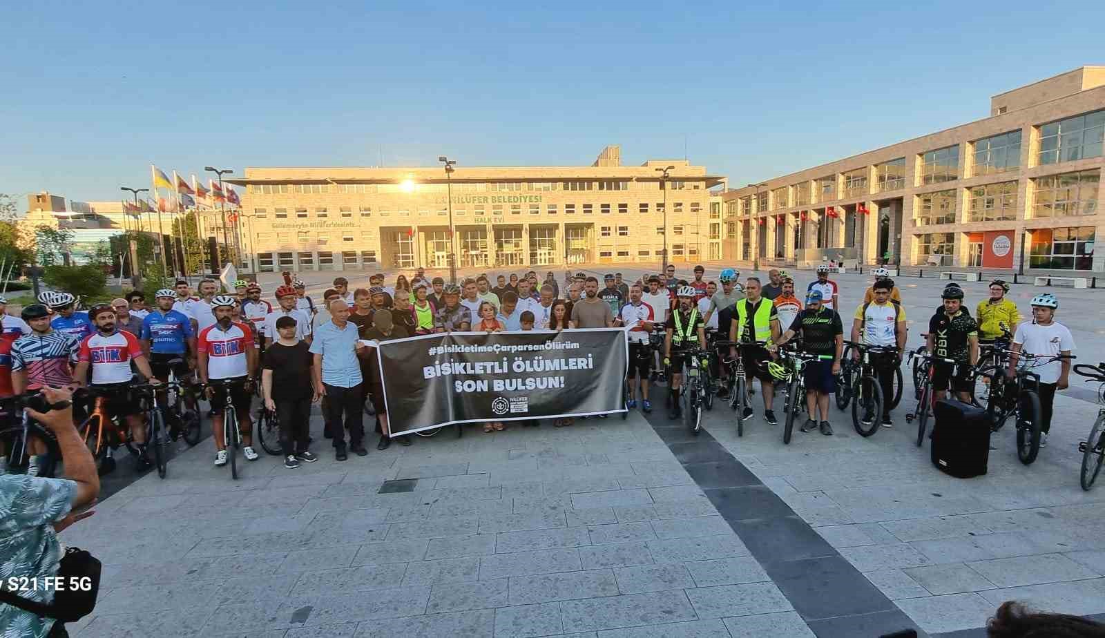 İSTANBUL KADIKÖY'DE POLİS KONTROLÜNDEN KAÇAN OTOMOBİL SÜRÜCÜSÜNÜN ÇARPMASI SONUCU HAYATINI