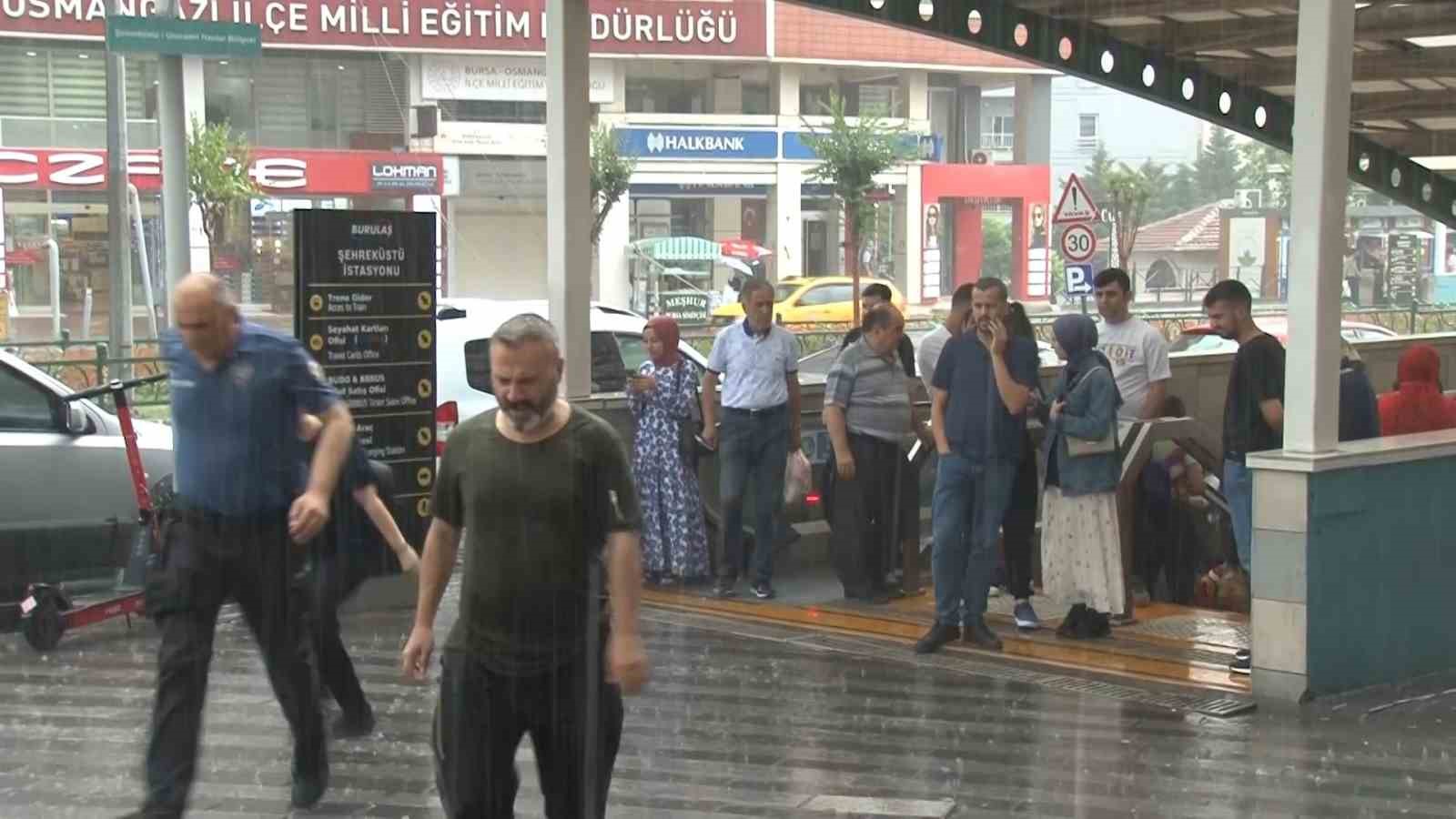 BURSA’DA ANİDEN BASTIRAN YAĞIŞ VATANDAŞLARA ZOR ANLAR YAŞATTI.