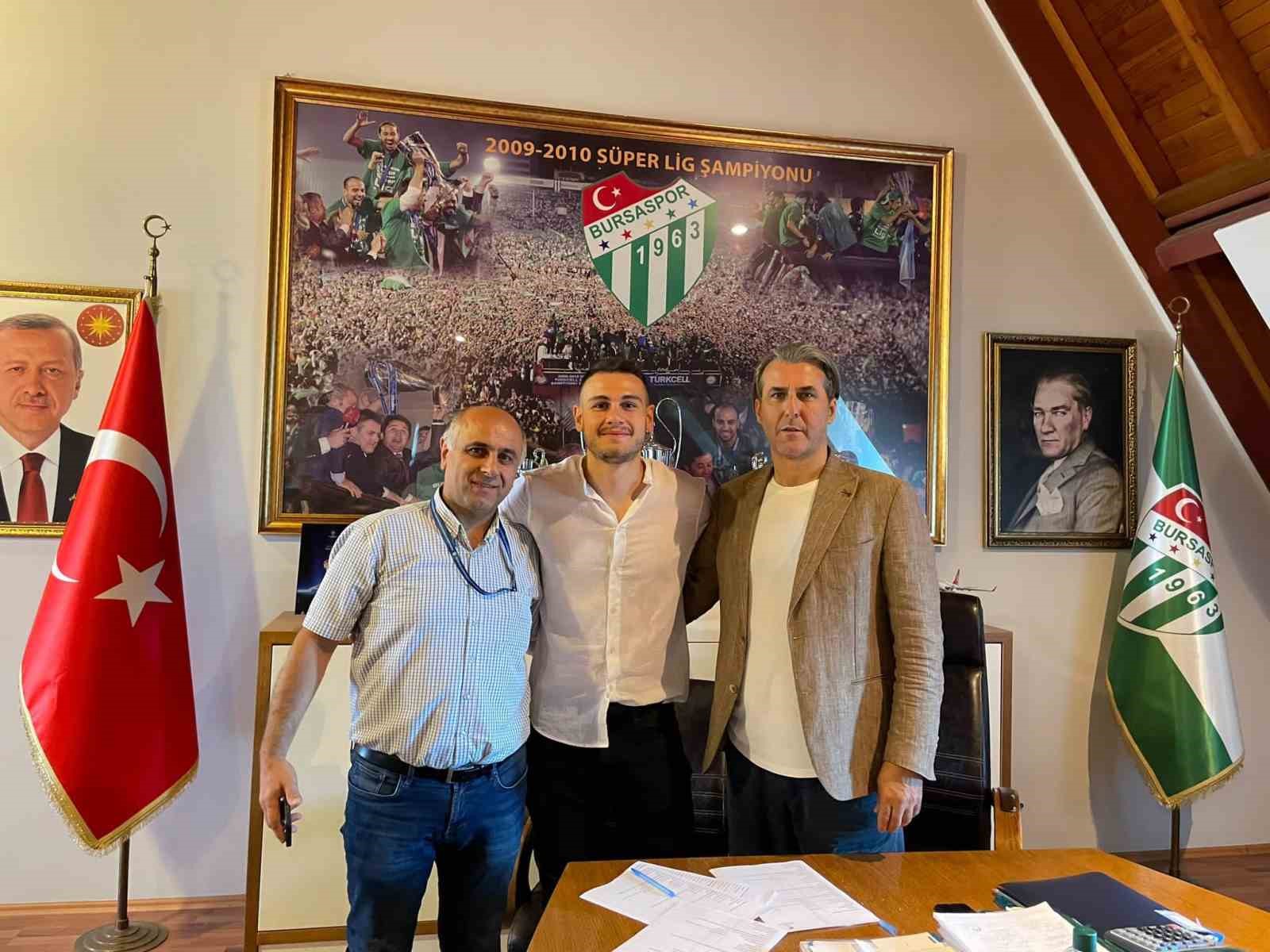 DENİZ AYDIN, BURSASPOR'LA SÖZLEŞME İMZALADI.