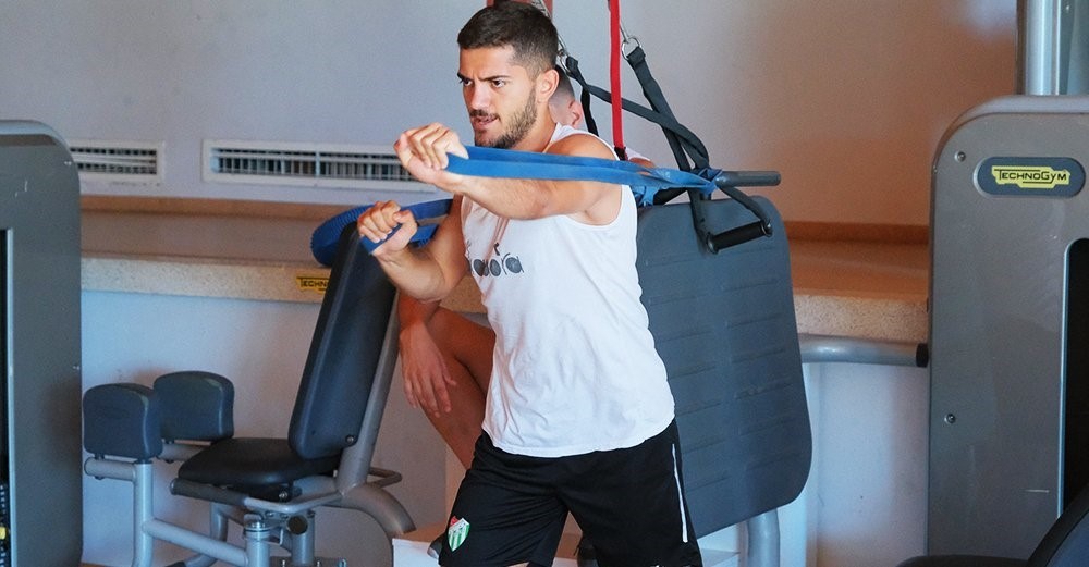 BURSASPOR GÜNÜN İLK ÇALIŞMASINI SALONDA GERÇEKLEŞTİRDİ.