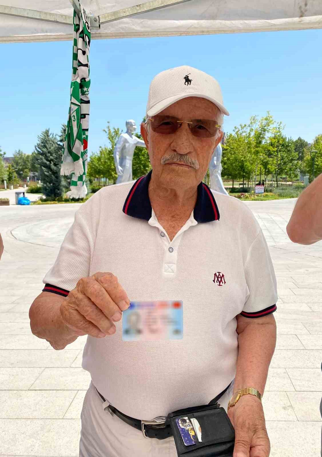 KADİR ŞANKAYA DA BURSASPOR TARAFTARININ İMZA KAMPANYASINA DESTEK ÇIKTI.