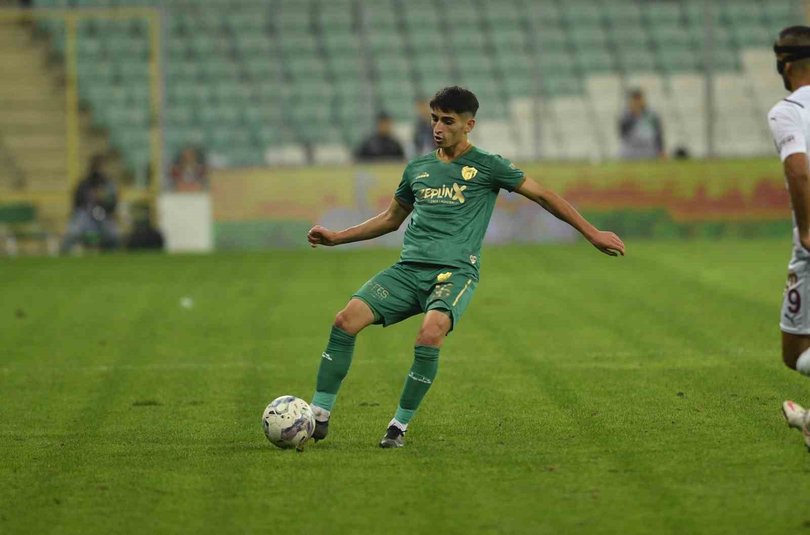 BURSASPOR’UN GENÇ FUTBOLCUSU SAMET BOZKURT’UN SAKATLANDIĞI VE 1,5 AY SAHALARDAN