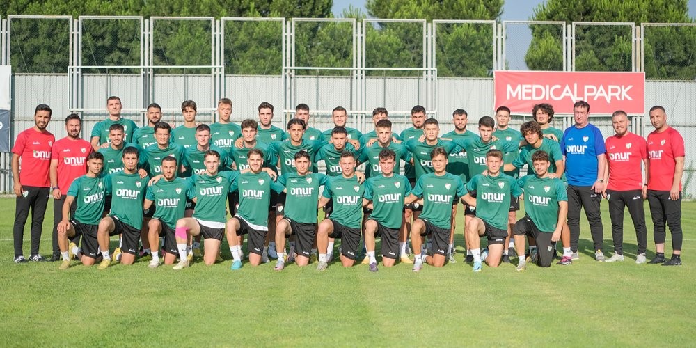 BURSASPOR'DA YENİ SEZON HAZIRLIKLARI ÖNCESİ TOPLU FOTOĞRAF ÇEKİLDİ.