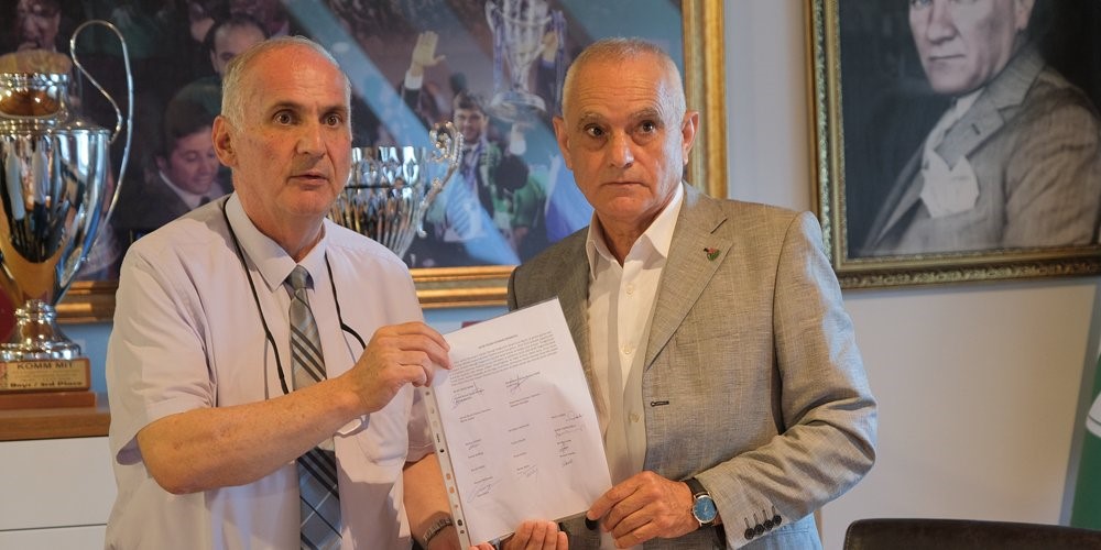 BAŞKAN RECEP GÜNAY MAZBATASINI AYHAN BARIŞICI'DAN ALDI.