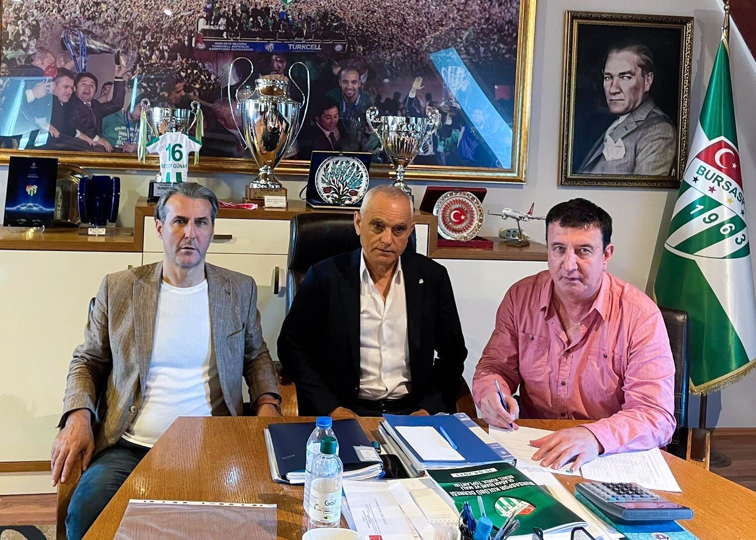 BURSASPOR'UN YENİ TEKNİK DİREKTÖRÜ YALÇIN GÜNDÜZ OLDU.