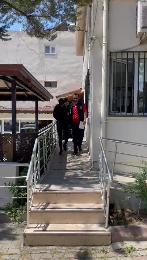 BURSA’NIN İZNİK İLÇESİNE GEZMEK İÇİN GELEN AİLENİN BULUNDUĞU OTOMOBİLDE ÇANTAYI