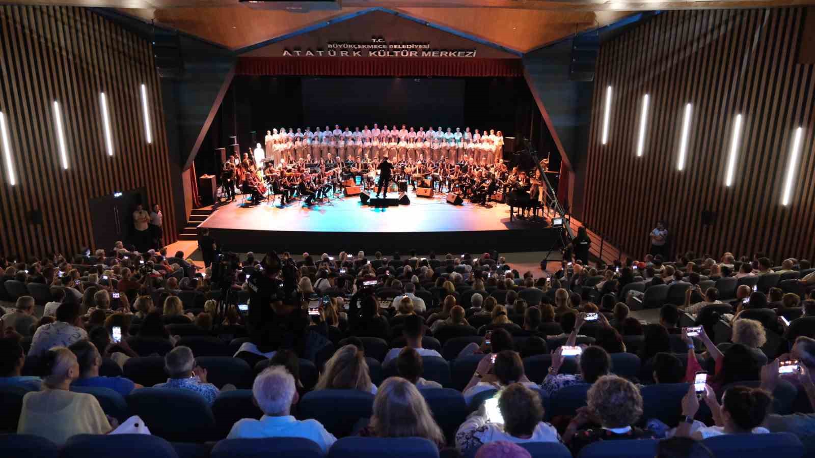 BÜYÜKÇEKMECE'DE AŞIK VEYSEL İÇİN ANMA GECESİ DÜZENLENDİ