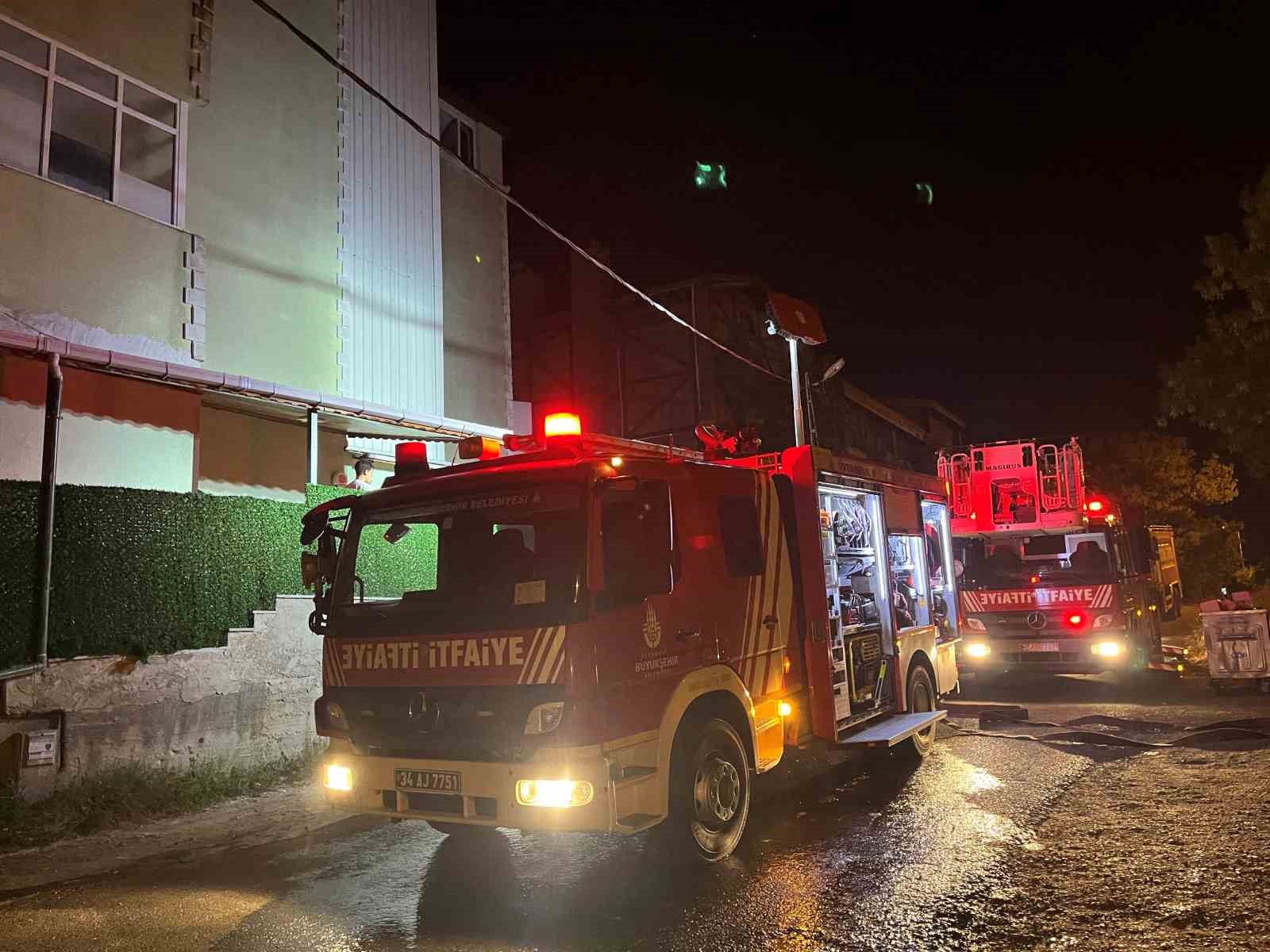 BÜYÜKÇEKMECE’DE ISLAK MENDİL ÜRETİMİ YAPILAN BİNADA YANGIN ÇIKTI. YANGIN İTFAİYE