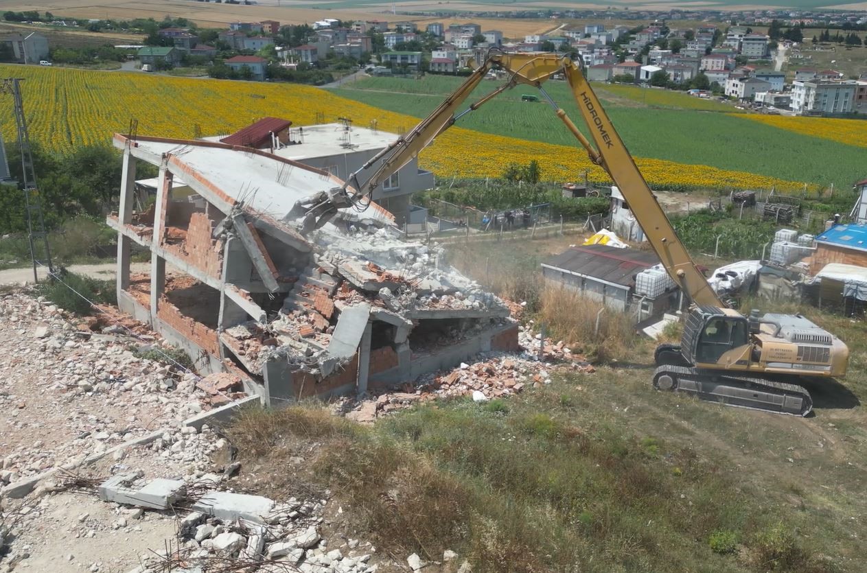 BÜYÜKÇEKMECE TÜRKOBA MAHALLESİ ÇAYIRLAR MEVKİİNDE KAÇAK OLARAK YAPILDIĞI TESPİT EDİLEN