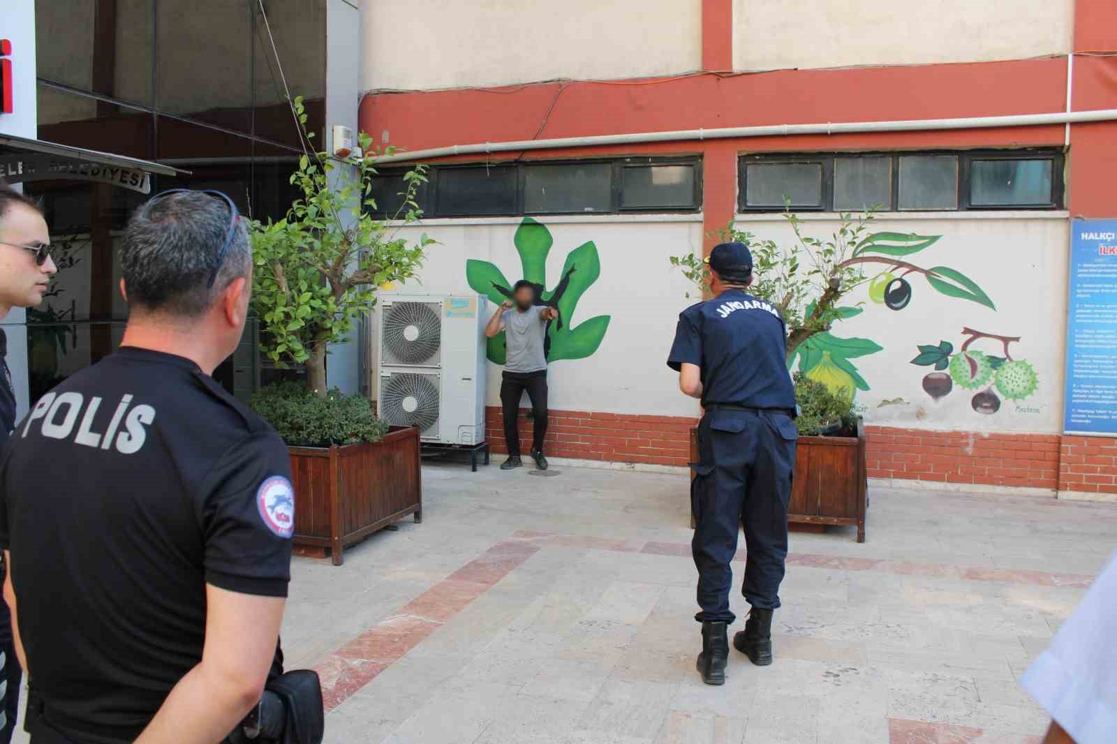 Çağırdığı polislere inanmadı, jandarma istedi ona da inanmadı AYDIN (İHA) - AYDIN'IN EFELER İLÇESİNDE İDDİAYA GÖRE AKIL SAĞLIĞI
