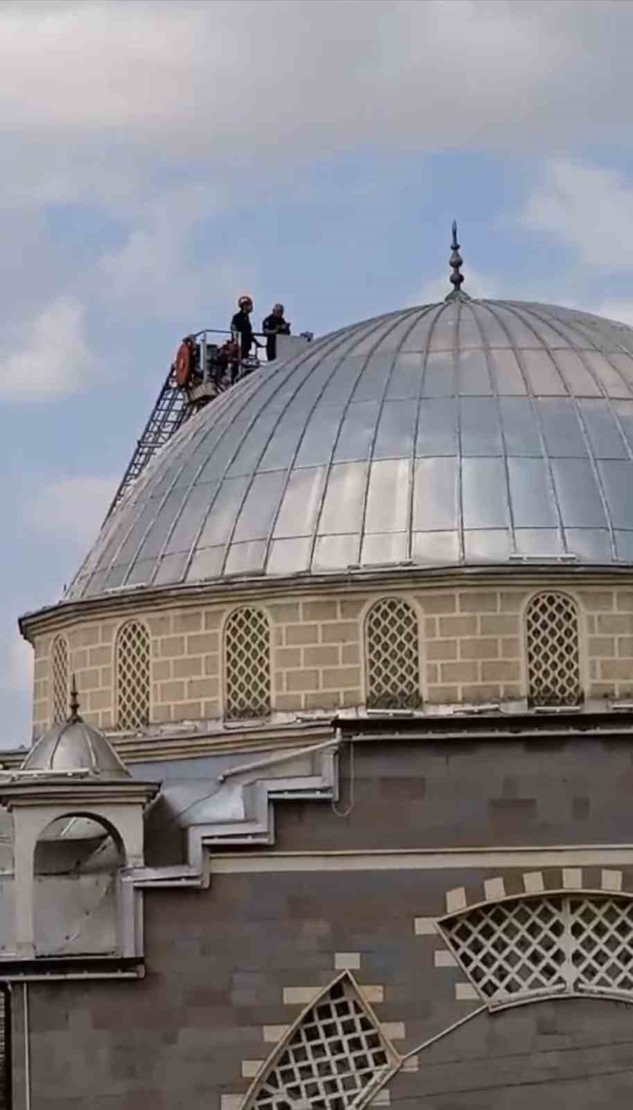 ANKARA’NIN AKYURT İLÇESİNDE CAMİ KUBBESİNE SIKIŞAN LEYLEĞİ İTFAİYE EKİPLERİ KURTARDI