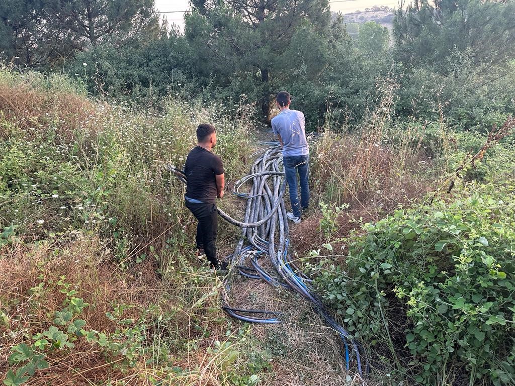 ÇANAKKALE’NİN ÇAN İLÇESİNE BAĞLI YAYA KÖYÜNDE KESTİKLERİ ENERJİ KABLOLARINI TAŞIDIKLARI