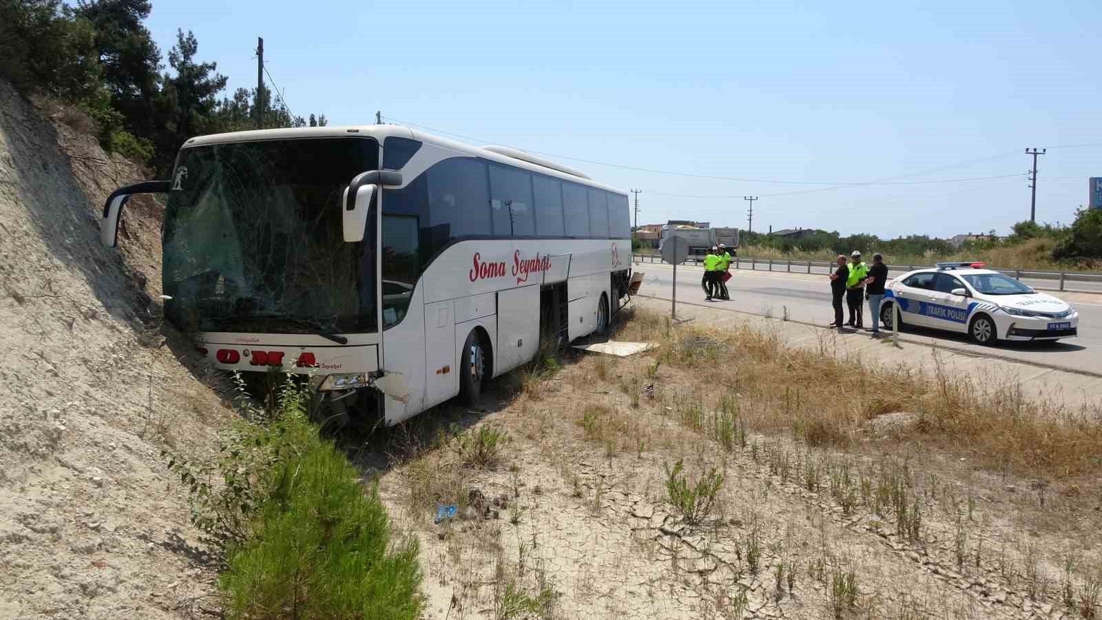 ÇANAKKALE’DE GÜZELYALI KÖYÜ YAKINLARINDA SÜRÜCÜSÜNÜN DİREKSİYON HAKİMİYETİNİ KAYBETMESİ SONUCU YOLDAN