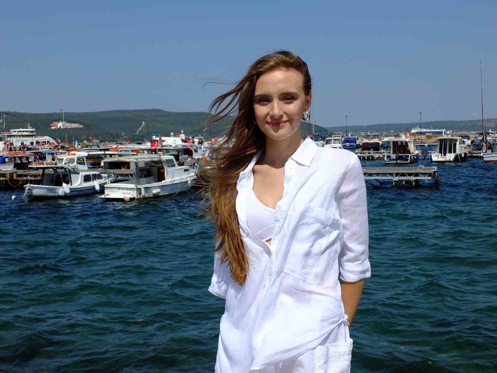 ÇANAKKALELİ GENÇ OYUNCU RÜMEYSA ARSLAN, OYUNCULUĞUN DENEYİMİNİN ARDINDAN ŞARKICILIĞA ATTIM