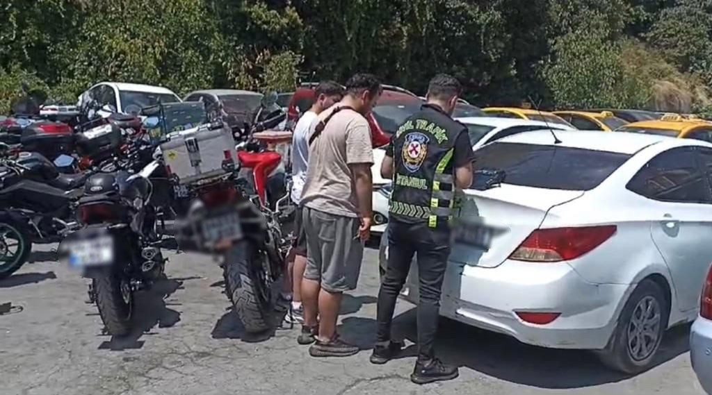 İSTANBUL’UN BEYOĞLU İLÇESİNDE KALDIRIMDA YÜRÜYEN İKİ ÇARŞAFLI KADININ ÜZERİNE MOTOSİKLETİNİ
