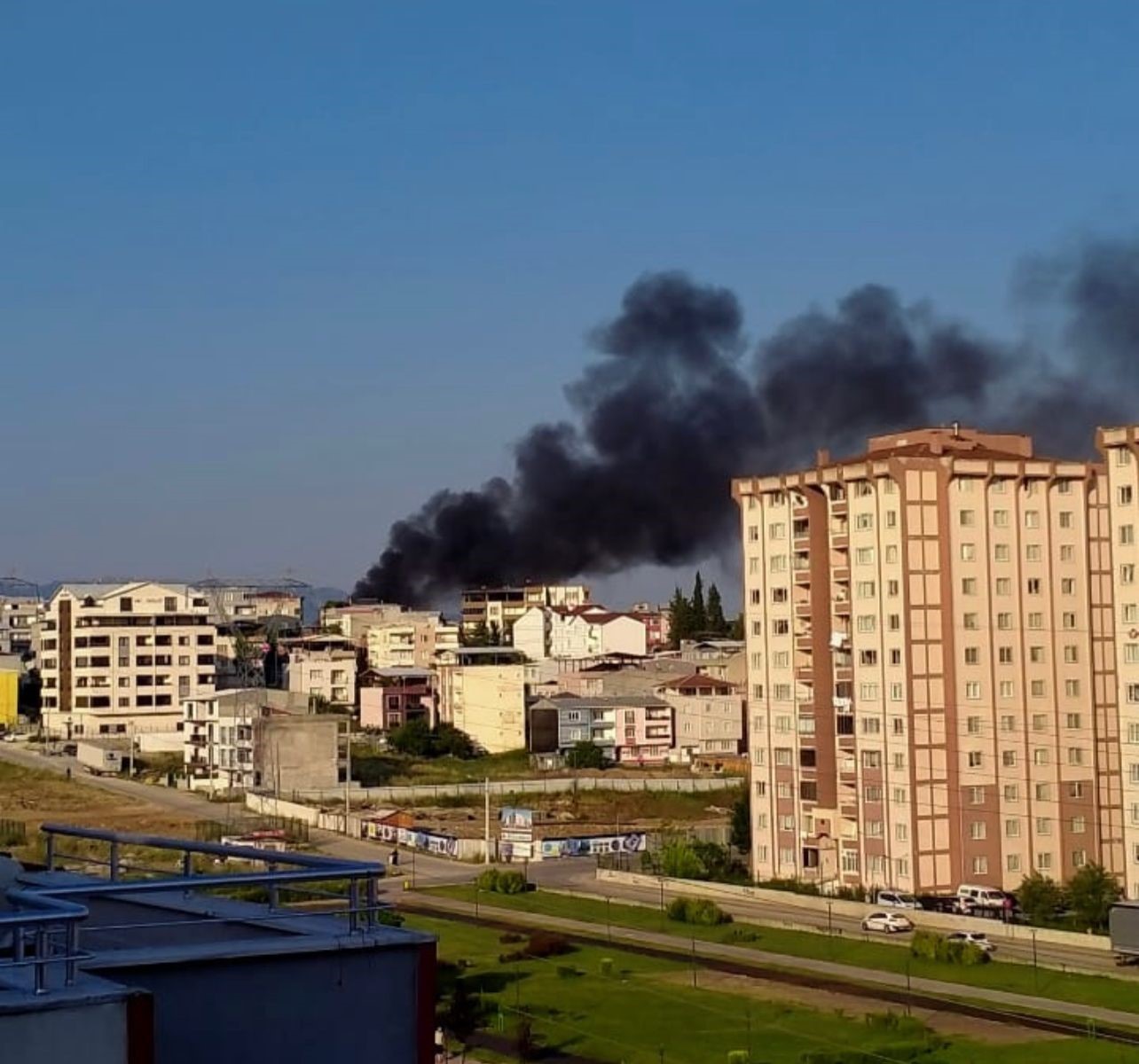 BURSA'DA 3 KATLI BİNANIN ÇATISI ALEV ALEV YANDI. İTFAİYE EKİPLERİ