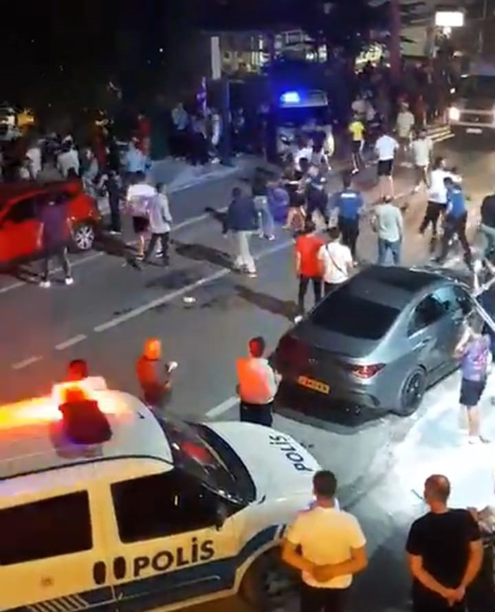 Çay bahçesinden sokağa taşan kavgada 15 kişi bir birine girdi AFYONKARAHİSAR’DA ÇAY BAHÇESİNDE ‘AİLE YERİNE OTURMA’ MESELESİNDEN ÇIKAN TARTIŞMA SOKAKTA