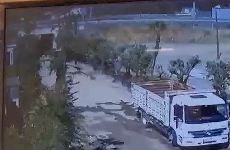 ÇEKMEKÖY'DE SEYİR HALİNDEYKEN TEKERİ PATLAYAN TIR KONTROLDEN ÇIKARAK ŞARAMPOLE YUVARLANDI.