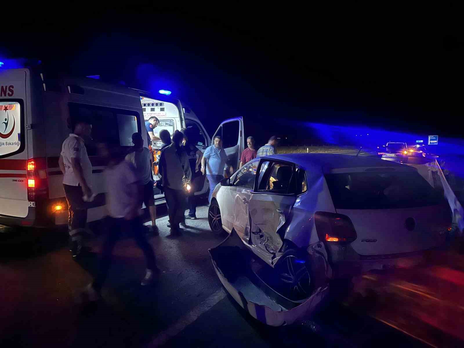 TEKİRDAĞ'IN MURATLI İLÇESİ ÇEVREYOLUNDA SERVİS MİNİBÜSÜ İLE OTOMOBİLİN ÇARPIŞMASI SONUCU