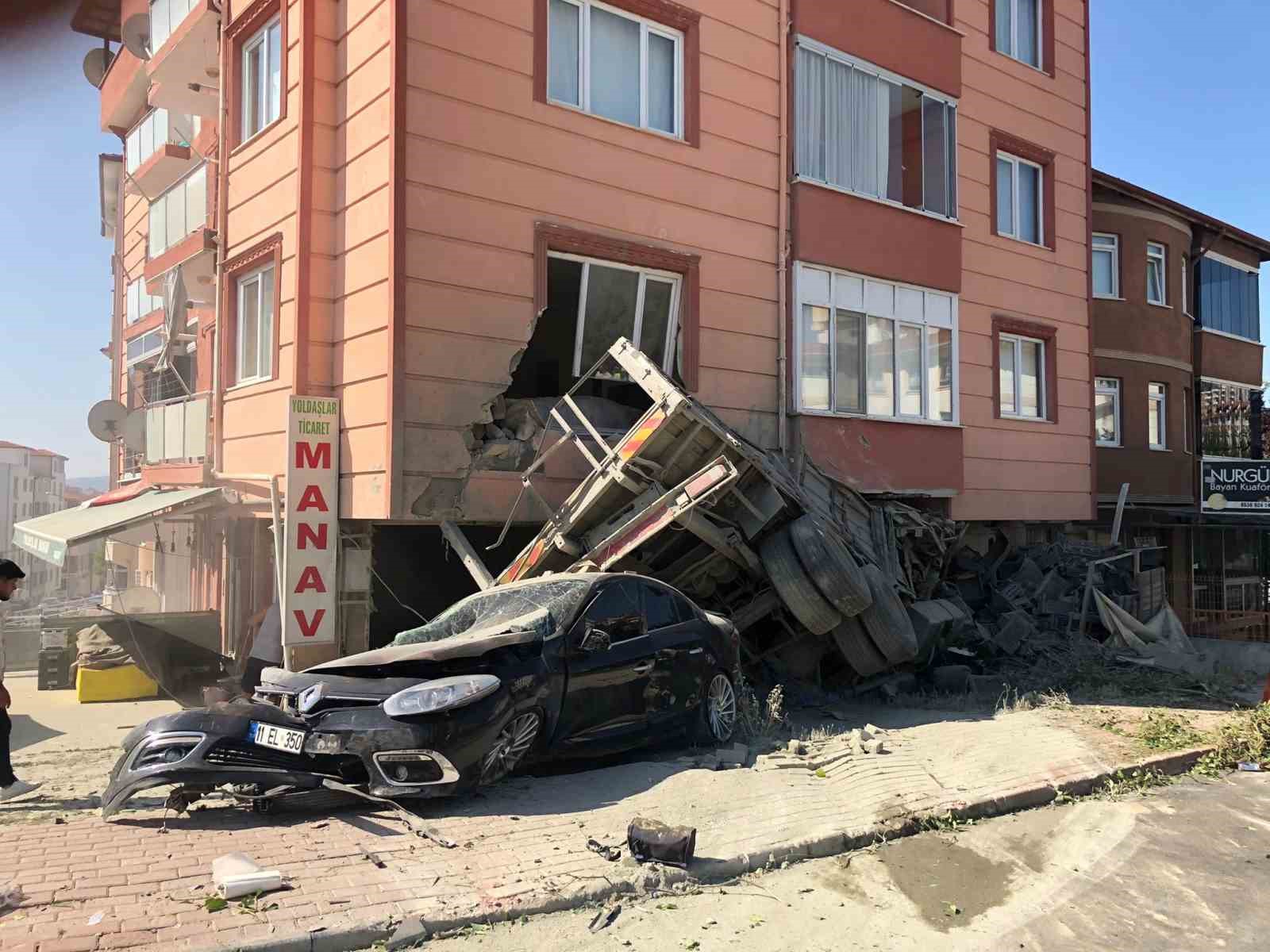 Çimento yüklü kamyonun frenleri patlayınca facia yaşandı BİLECİK'TE ÇİMENTO YÜKLÜ KAMYONUN FRENLERİ PATLAYINCA FACİA YAŞANDI